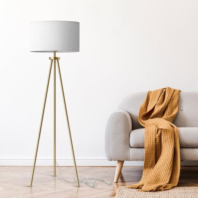 TRIPOD FLOOR STANDING WOODEN LAMP SUITABLE FOR LOUNGE, BEDROOM AND LIVING ROOM